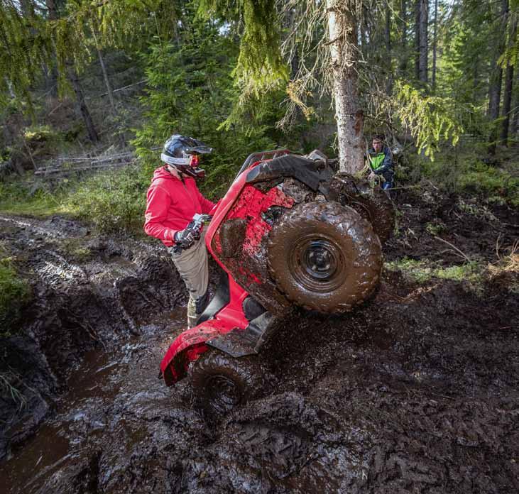 När behöver man en tvåcylindrig motor på dryga litern i skogen? Aldrig, kan man tycka, då en encylindrig 700-kubikare levererar mer än nog med kraft.