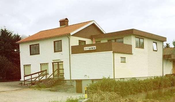 La Esperantobiblioteko en Stannum en la komunumo Lerum, 3 km de la limo de Gotenburgo kaj 30 km de la centro. La buso Blå Express bone funkcias.