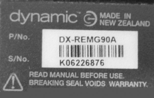 Invacare G90A B Produktetikett som innehåller: Dynamic Controls dynamic -logotyp Produktens reservdelsnummer Produktens streckkod Produktens serienummer Rekommendation om att läsa