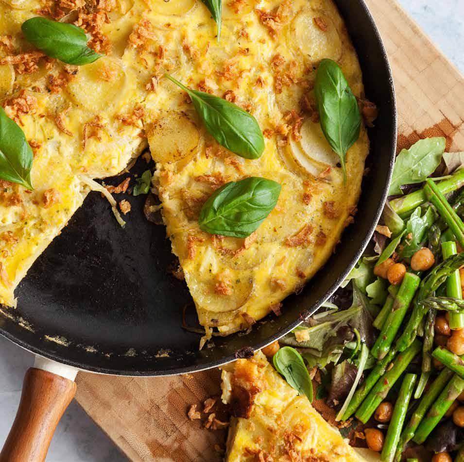 SPANSK TORTILLA med rostad lök och sparrissallad Ca 30 min Tortilla 600 gram potatis 2 gula lökar 1 msk smör* 1 msk olivolja* ¼ tsk salt* 2 krm svartpeppar* 5 ägg 2½ dl mjölk* 1 msk grönsaksbuljong*