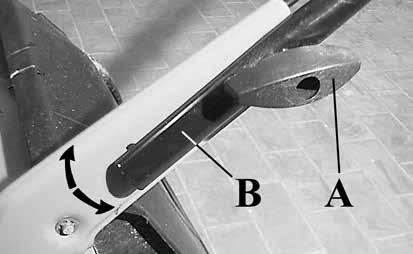 - De deflector (A) omhoog doen en de bak in het bovendeel van het geraamte plaatsen (Fig. 8). OPTIONELE GRASVANGER (Fig. 5) He frame (A) in graszak (B) schuiven.