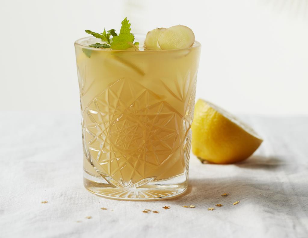 Ginger beer 5 glas Tid: 1,5 timme 1 1/2 dl ingefära, färsk 2 dl Dansukker Ljust Muscovadorörsocker skal av 3 citroner, gärna obesprutade 2 dl färskpressad citronjuice 1 l mineralvatten Servering