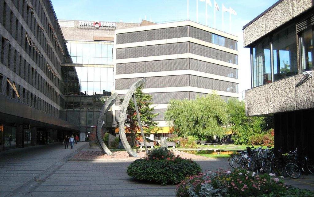SID 11 (33) Gården sedd från Fleminggatan Byggnader i omgivningen Öster om Trygg-Hansahuset, på andra sidan Scheelegatan, ligger kvarteret Klamparen som uppfördes under 1900-talets senare hälft.