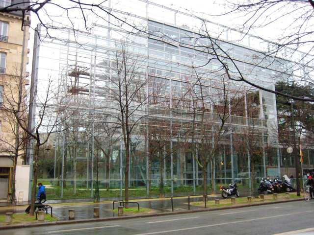 SID 19 (33) Referenser transparant glashus till vänster Novartis office building, arkitekt
