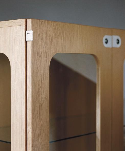 Just in time for the millennium the 2K cabinet was designed as a development of the popular KA72 cabinet. UTFÖRANDE Öppen hylla, glasade- eller släta trädörrar och sidor.