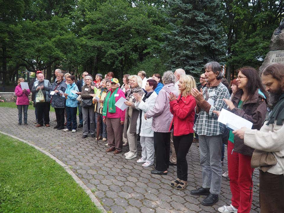 Sur la maldekstra bildo estas komuna kantado en L. Koidula parko. Supre: Moderna, agrabla restoracio en Pärnu. Fotoj: Saliko. Svedio per esperanto.