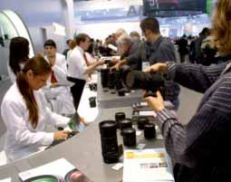 TEXT OCH FOTO: JAN BJERKESJÖ Här på Photokina släpper också Leica två nya objektiv för 4:3-systemet, säger Panasonics nordiska produktchef för kamera och media, Anders Jonsson.