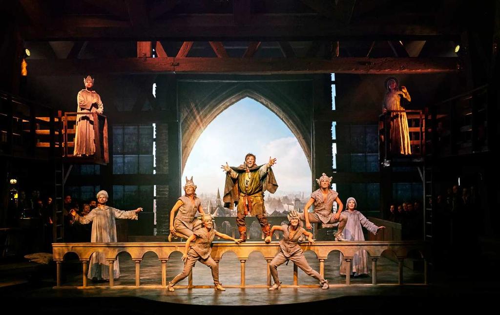 Deras öden och vägar korsas i 1500-talets Paris där Quasimodo och Esmeralda kämpar tillsammans för en mänskligare värld. Deras äventyr och tragiska livsöden blir en intensiv musikalupplevelse.