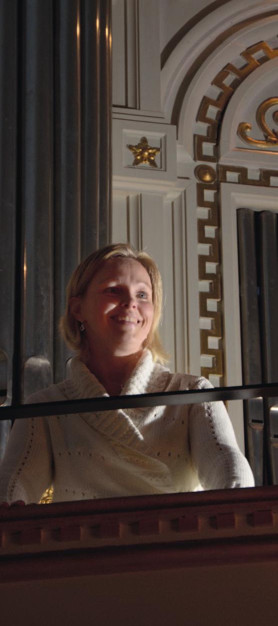 En stökig gudstjänst för alla Jag tycker det är lite dåligt med hoppet här, säger Christina Wide, kyrkomusiker i Träsvlövs församling. Upp och stå allihop, och sjung med.