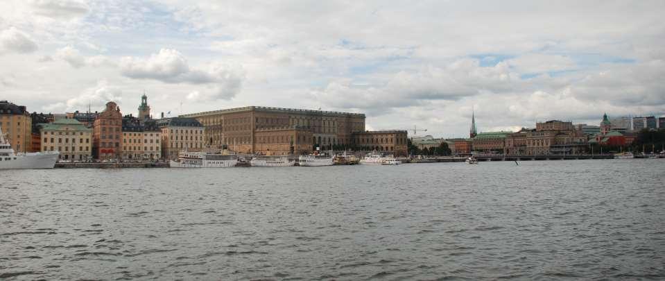Fjärrperspektivet Nere på marken, men på håll, är det fortfarande den resliga