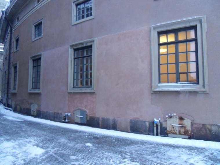 Tekniska prover med olika slags puts på Högvaktsflygelns baksida. Utförda sommaren 2012.