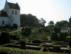 Hit kommer man för att få en fridfull paus Den vitkalkade Sireköpinge kyrka och kyrkogården med rutmönstret av buxbomsgravar är ett populärt utflyktsmål.
