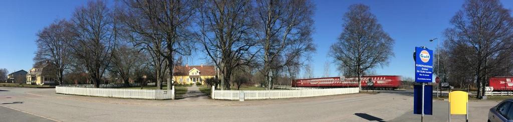 Bilden ovan är en orienterande panoramabild (perspektivet är felaktigt- gatan och staketet är i en rak linje) Tomten och miljön vid prästgården (Kaplanen 5) blir berörd av ett mindre