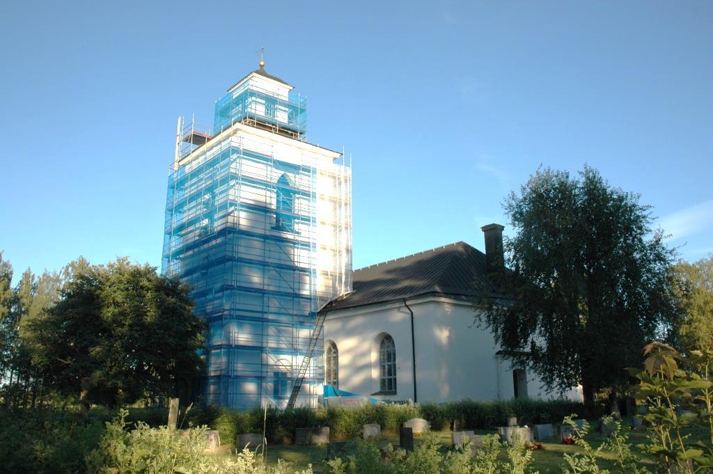 Figur 6. Detalj av flagnande färg och putssläpp på tornets fasad och grund vid hörn mot nordväst. Foto: Daniel Olsson, Länsmuseet Gävleborg 2016-06-15.