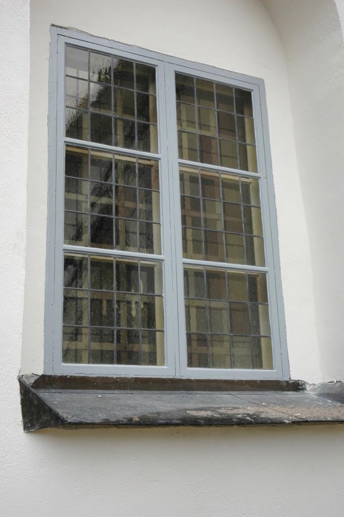 Figur 14. Detalj av ett av sakristians fönster efter ommålning. Foto: Daniel Olsson, Länsmuseet Gävleborg 2016-10-25.
