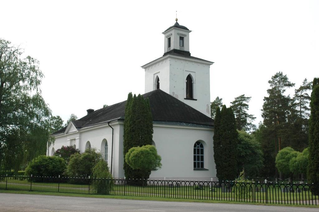 Figur 2. Kyrkobyggnaden från sydöst innan renoveringsarbetet påbörjades. Foto: Daniel Olsson, Länsmuseet Gävleborg 2016-06-15.