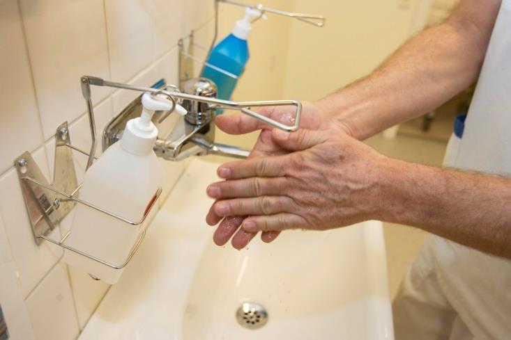 användning av handskar Handtvätt: - märkbart orena -