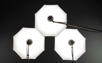 ett 90 cm paraply. För den här ljussättningen ställer jag upp lamporna i en halvcirkel eller parallellt till varandra, med mittenlampan på en bom så att det inte finns något stativ i vägen för mig.