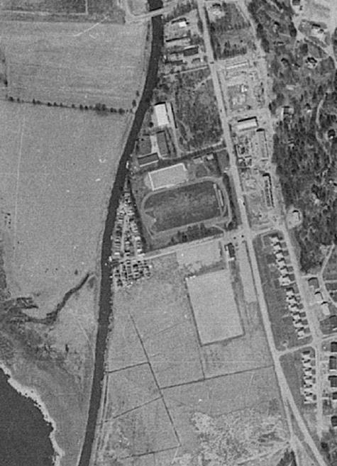 ? Utsnitt ur flygfoto från 1965 visar läge för uppställningsplatser för fritidsbåtar vid Kungsängen, idrottsplan. Övriga risker Verksamheter 1958: B.
