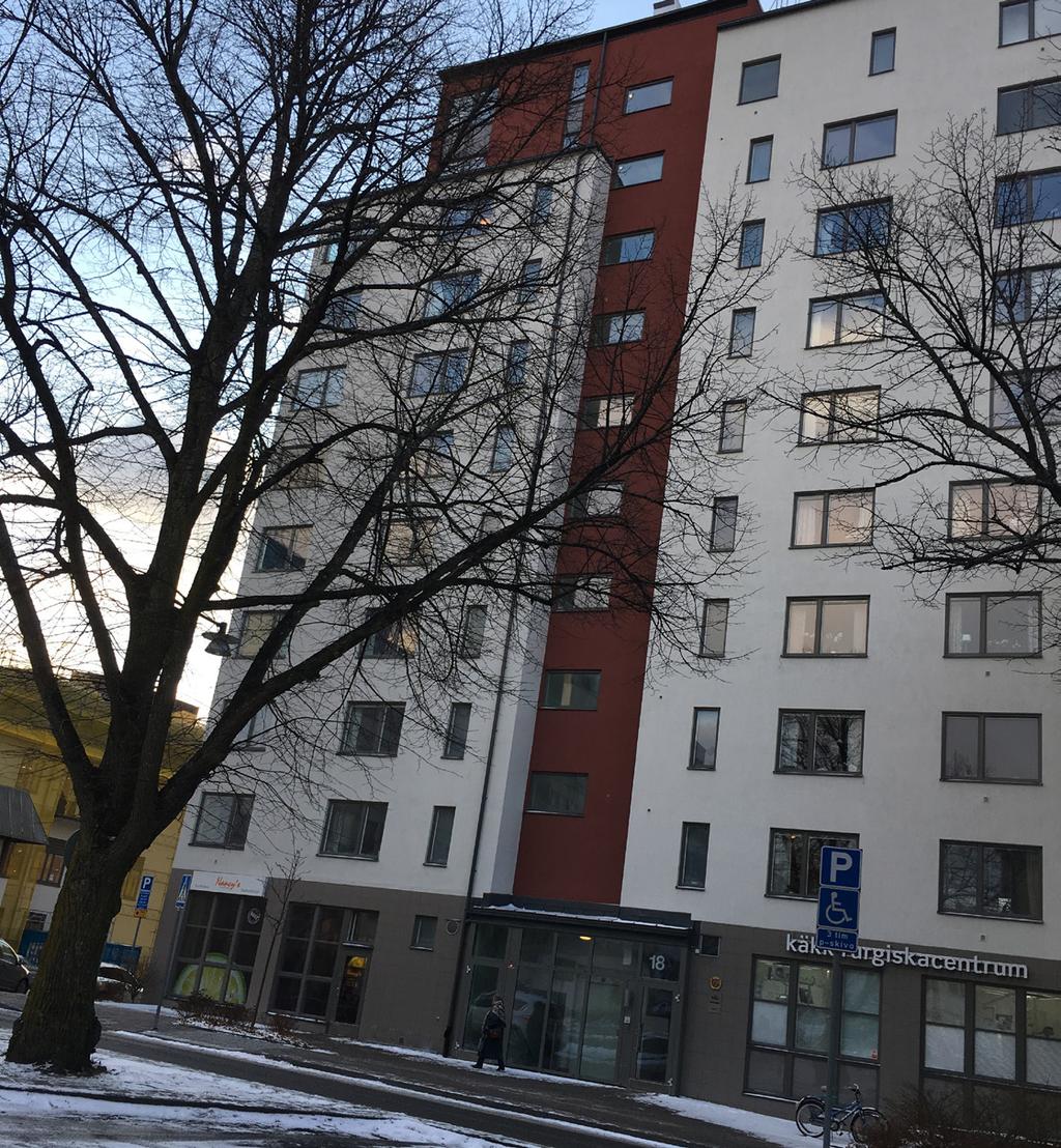 Kvarteret, där Kastanjen 6 utgör södra delen och bostadsgården, omgärdas av Stockholmsvägen i norr med nära anslutning till Södertäljevägen och E4/E20,
