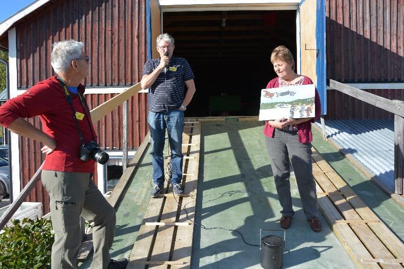 Krister Persson informerar oss om Storhullsjön medan Maud Wedin håller målningen på hästen Några 1600-tals dokument i original visas på logen Birger Nesholen studerar de två svepskrinen på logen Maud