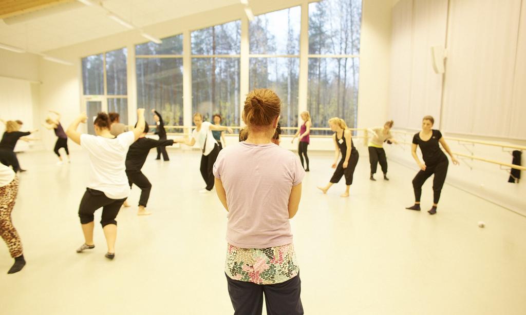 träningsskola samt till frivillig verksamhet. I den här workshopen får deltagarna möta danslärarna Liselott Berggren och Sara Lockby vilka presenterar hur de arbetar med dans i kommunen.