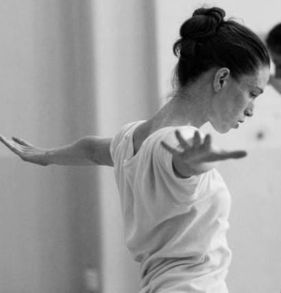 GAGA har skapats av Ohad Naharin, koreograf och ledare för världsberömda Batsheva Dance Company. I den här workshopen får deltagarna dansa under ledning av dansarna Bosmat Nossan och Noa Paran.