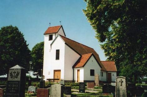 Kyrkan är byggd i romansk stil och har långhus samt ett lägre smalare kor med svängd absid. absiden finns ett rundbågigt fönster och en piscina som man tror är tillverkad av Maglehemsmästaren.