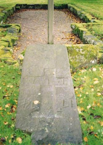 Vandrar man längs bygatan ser man den gamla kyrkogården, där ända till 1881