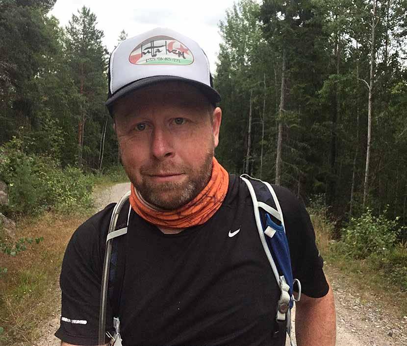 Olle Svalander, som springer 760 mil genom Sverige för västsaharierna, tog denna selfie på sig själv norr om Gävle i augusti.