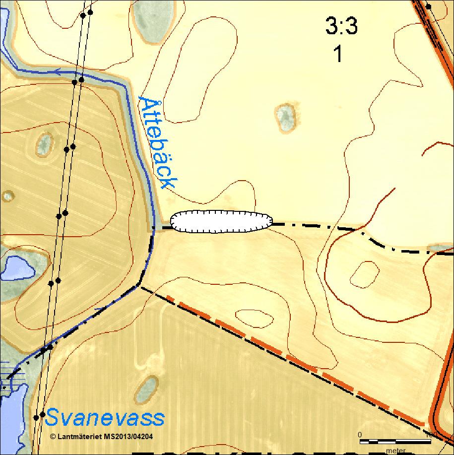 markanv: Åker Beskrivning: En damm har skapats genom urschaktning av låglänt mark längs med ett dike innan sammanflödet med Sjuspännegropen.
