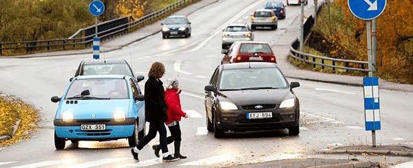 Trängseln ökar vid skolorna och farliga situationer uppstår när föräldrar lämnar sina barn med bil på platser som inte är dimensionerade för dagens trafikmängd.