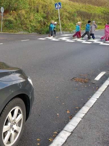 Om man nu ändå måste ta bilen? Skjutsa bara halva vägen. Det är bättre att barnet går en del av sträckan än ingen alls, och det blir färre bilar runt skolan. Följ med i början.