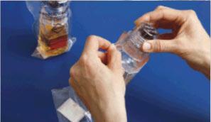 8. Packning av de förseglade provflaskorna för transport Kontrollfunktionären lägger provflaskorna tillsammans med en
