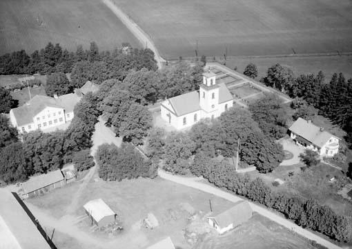 Flygfoto från 1959. Öster om kyrkogården ligger prästgården som revs på 1990-talet. Foto i Östergötlands länsmuseums samlingar.