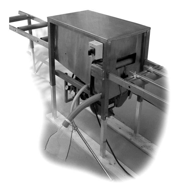 TEKNISKA DATA Maskinens höjd: 650-1100 mm bredd: 360 mm längd: 700 mm (exkl. rullbanor) 4300 mm (inkl. rullbanor) vikt: 45 kg + 15 kg pumptryck: c.a. 2,5-4 bar motor: 3-fas, 400 V, 50 Hz, 0,35 kw matningshastighet: c.