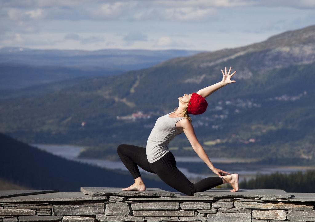 Carnegie samt är IPU-certifierad. Elin Jensen är yogalärare (vinyasa flow och yinyoga) sedan 12 år tillbaka.