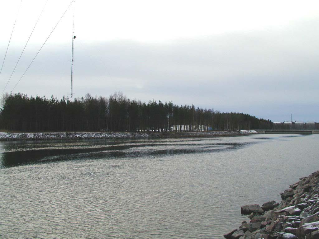 Figur 4-2. Fotografi taget från norr mot sydväst vid läget för den planerade nya bron över kylvattenkanalen /Krona och Krona 2009/. 4.2 Konsekvensbeskrivning 4.2.1 Grumling Vid arbete under vatten kan grumling uppstå, och kylvatten kommer att strömma förbi byggarbetsplatsen.