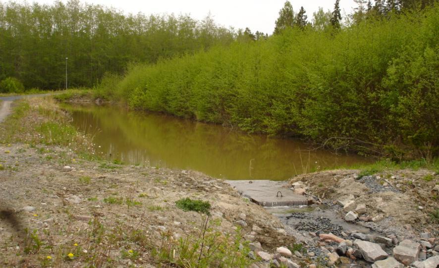 Figur 5-3. Fotografi av Rudimentdiket, norr om infartsvägen mot kärnkraftverket. Figur 5-4. Fotografi av dikets mynning (betongtrumman i bilden) vid FKA:s kylvattenkanal.