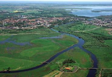 Utgångspunkt - våtmarksområde med internationella värden rakt igenom staden (Kristianstad) 3,5 mil långt, längs nedre Helgeån Ramsarområde (intern. våtm.konv.