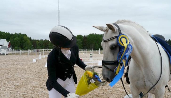 Öppettider Sekretariat Sekretariatet ligger på bottenvåningen direkt innanför huvudentrén. Vi öppnar en timme innan första start och stänger cirka en timme efter sista start varje dag.