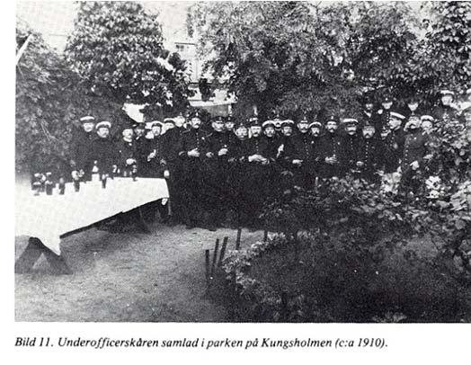 Fanjunkare Öberg hade hand om uppsättning av holkarna.