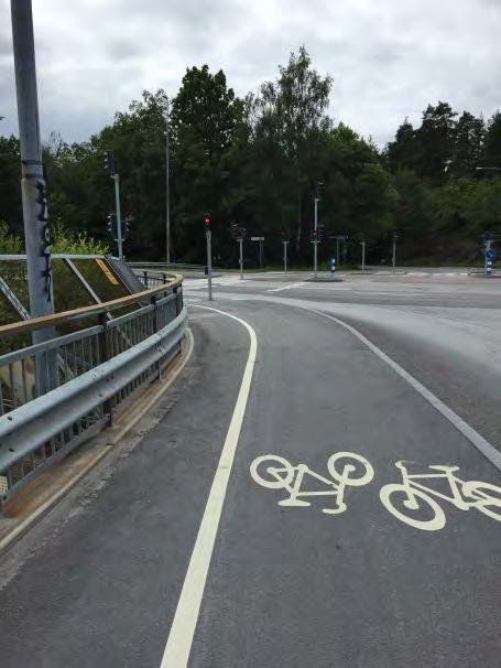 breda. Om gångtrafiken är separerad från cykeltrafiken varierar gångbanans bredd mellan 0,7 och 1,5 meter. Beläggningen på gångytor i kommunen är asfalt i de flesta fallen.