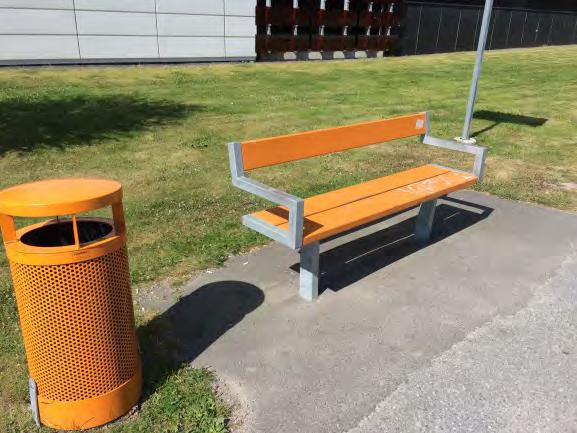 Exempel på en otillgänglig och en tillgänglighetsanpassad sittplats i Huddinge kommun.