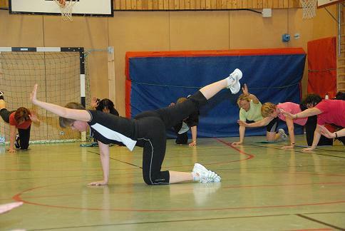 Gymnastik Om att orka. Det börjar redan på söndagskvällen. Tankarna kommer smygande precis innan kvällssömnen. Undrar om jag får sova så många timmar i natt att jag orkar med gympan i morgon?