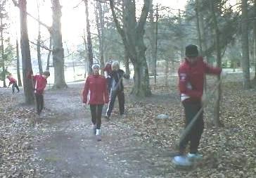 Friidrott Friidrottsverksamheten har haft det lite tufft de senaste månaderna p.g.a. det underbara vädret, och man kan nog säga att det har varit betydligt bättre för klubbens skidåkare än för oss friidrottare.
