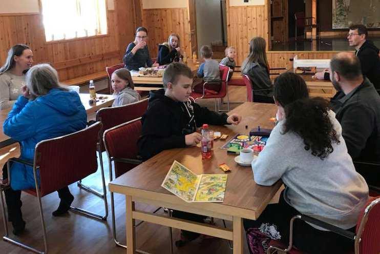 Vi kan inte garantera säkerheten för 100 stycken dansglada barn själva och tvingas därför ställa in våra minidiscon tills vidare.