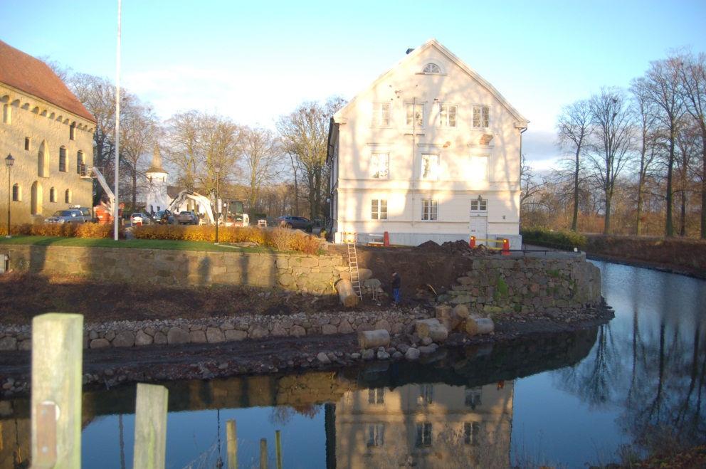 I södra delen av den västra inre stödjemuren plockades ett parti ned varvid en del av en med kalkbruk murad kostruktion framkom bakom muren och föreföll fortsätta in mot borggården.