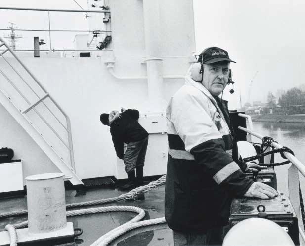 Besättningen på Viola Gorthon förbereder förtöjning under insegling till Lübeck. 2000/2001 verksamheten till Helsingborg och byter namn till Gorthon Fleet Services AB.