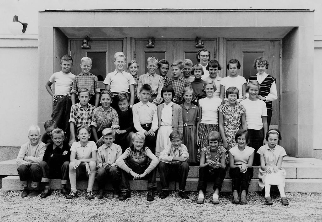 VÄSTERMO "nya" SKOLA, klass 5 och 6, 1955 Stående längst bak: Sten Carlström, Stora Lund, Stig Wiklund, Bygdegården, Sune Nilsson, Högalid, Bengt Davidsson, Råby, Jan Karlsson, Kolbäck, Christer